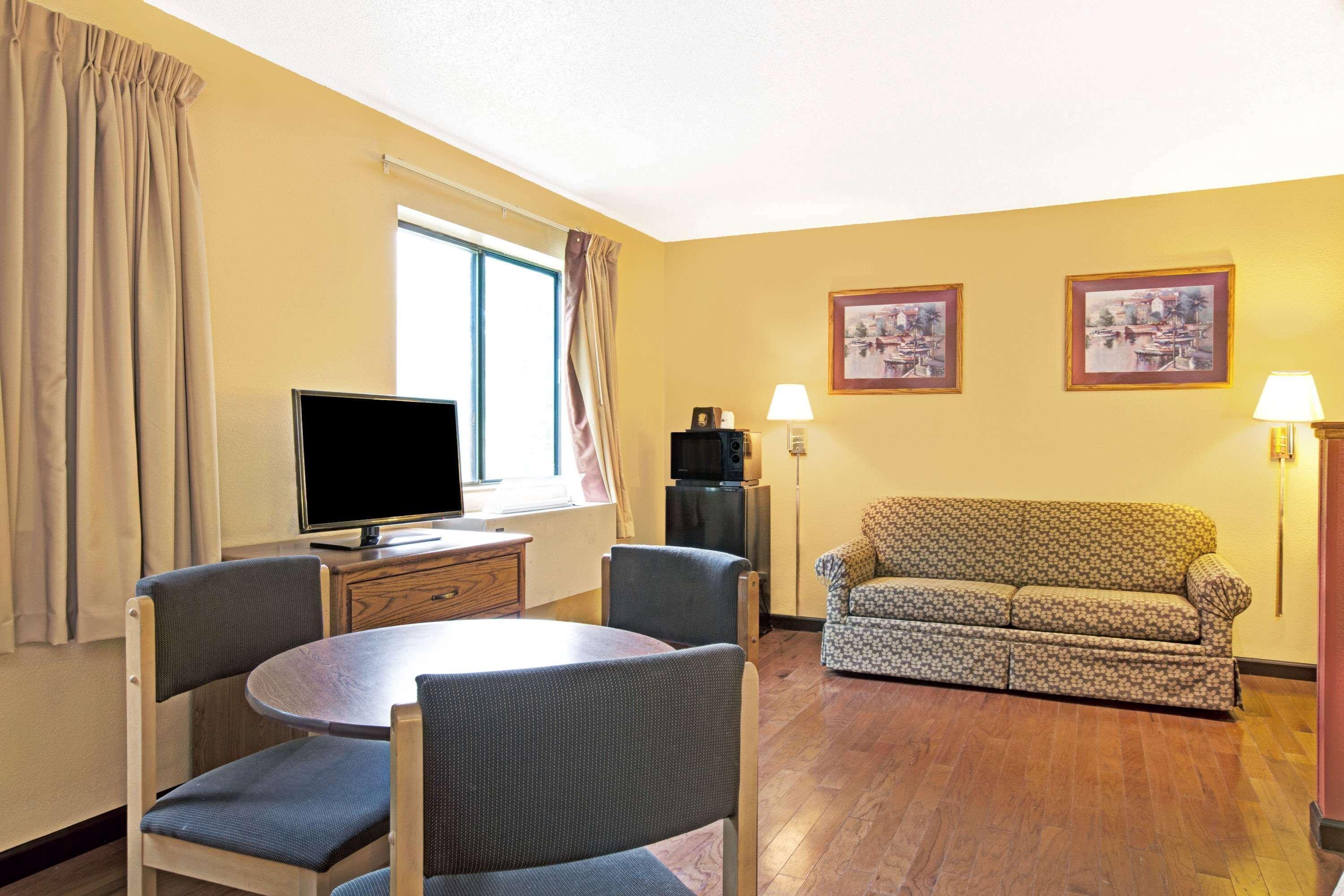 Super 8 By Wyndham Baltimore/Essex Area Exterior photo